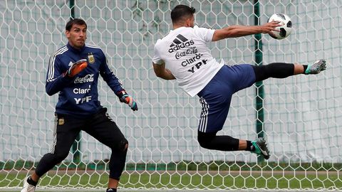 Disparo acrobático del futbolista Kun Agüero durante un entrenamiento con la Selección de Argentina