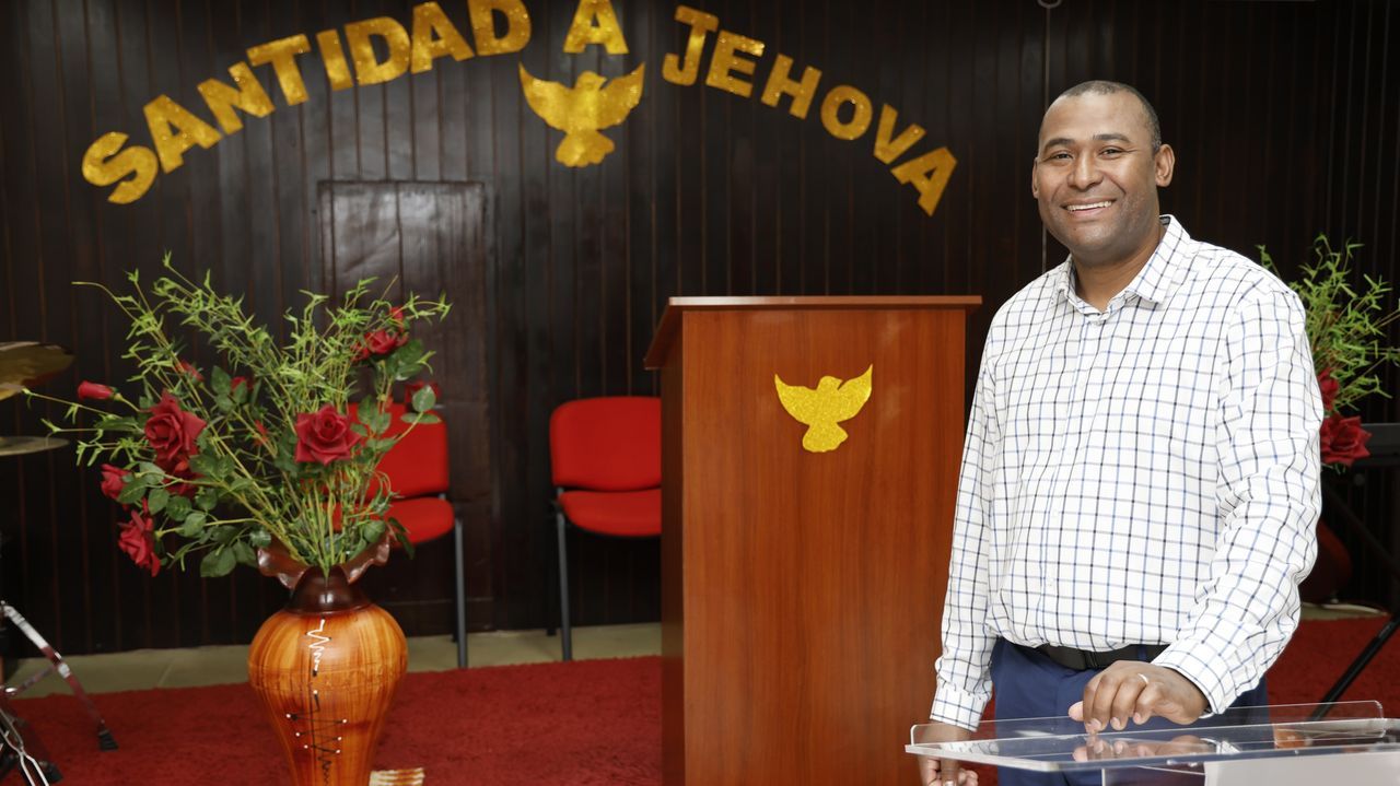 La historia del Grupo Intaf, en Nar�n.Joel Montero Encarnaci�n, dominicano de 46 a�os afincado desde hace casi dos d�cadas en Viveiro, en la iglesia evang�lica que dirige y en la que se prepara para ser pastor �ordenante�, lo que, entre otros, le permitir� oficiar bodas
