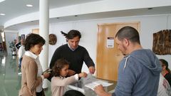 Anido acudi� a votar acompa�ado de su mujer y de su hija.