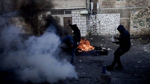 Palestinos se enfrentan a miembros de las fuerzas de seguridad israeles en el este de Jerusaln.