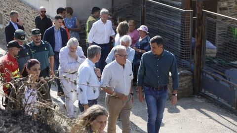 El presidente del Gobierno estuvo acompañado en su visita por el presidente de la Xunta y el alcalde de O Barco