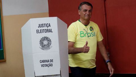 El presidente de Brasil y candidato a la reeleccin, Jair Bolsonaro, llega para votar en la segunda ronda de las elecciones presidenciales en Ro de Janeiro.
