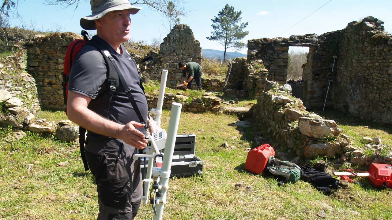 El Quijote, en azulejos en una casa de Ponte Caldelas.Sondeos con georradar en una investigacin arqueolgica en el escenario de la batalla de Repil, en la parroquia monfortina de Chavaga, realizada en el 2018