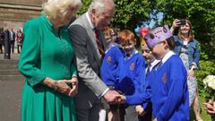 Los reyes britnicos en una visita a una escuela de primaria.