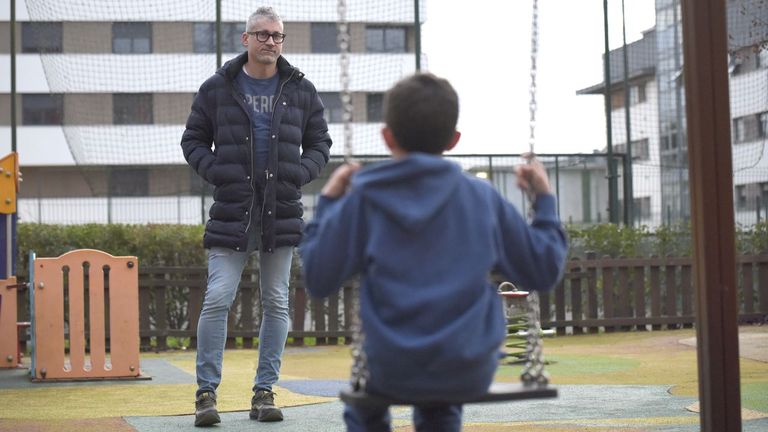 Unos padres de Pontevedra: «No solo es el gasto de estar en el hospital, es también lo que dejas de ingresar»
