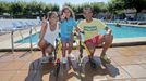 Lúa y sus padres, Leti y Kike, disfrutando de la piscina del cámping en el que están pasando unos días en Sanxenxo.