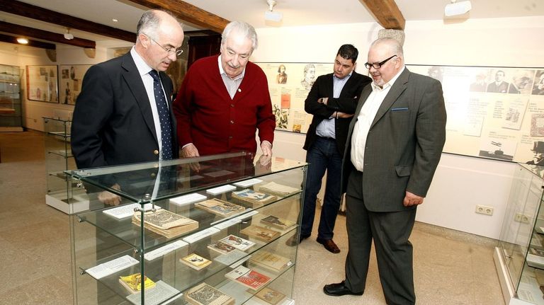 El autor colombiano y premio Cervantes de literatura Álvaro Mutis —con chaqueta roja— visitó en el invierno del 2008 en Vilanova de Arousa la casa de Valle-Inclán, un escritor al que dijo entonces leer y admirar desde que tenía 15 años