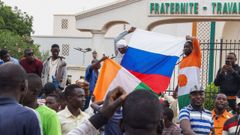 Partidarios del golpe despliegan banderas en la capital de Nger, Niamey