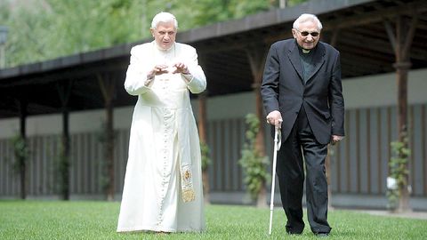 El Papa Benedicto XVI caminando junto a su hermano George Ratzinger por un parque de Bressanone, cerca de Bolzano, al norte de Italia