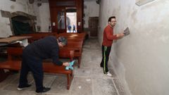 A Irmandade do Cristo da Misericordia repara las paredes de la iglesia de Santa Baia.