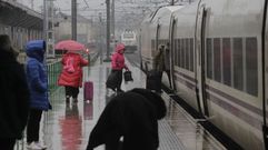 Viajeros a punto de subir al tren Alvia que salía este jueves de Monforte hacia Barcelona poco después de las diez de la mañana
