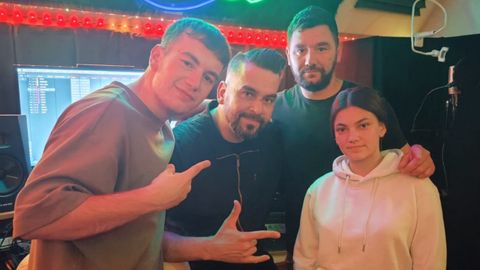 lvaro Puga, Nando Llon, Dani Vzquez y Julia Santos durante la grabacin del tema