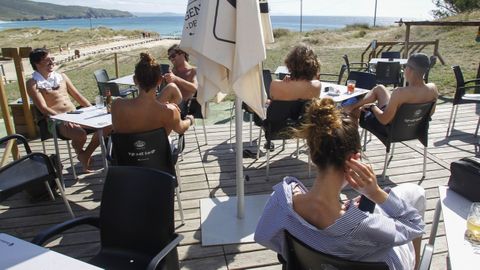 La playa de Donios es una de las favoritas de los surferos, que tambin chiringuitos para descansar