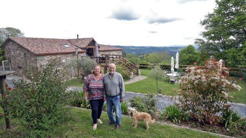 Sue y Kim Renkin frente a su casa, con unas vistas privilegiadas a la sierra do Caren
