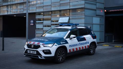 Dani Alves sale detenido en un coche policial tras acudir a declarar en la Comisaría de Les Corts