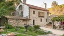 La casa de turismo rural Entre os Ros est al lado del ro Pedras