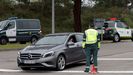La Guardia Civil realiza un control de carretera en la A66, entre Gijón y Oviedo durante el estado de alarma decretado durante la primera ola de la pandemia de covid-19.