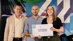 Nicols Oriol (izq.), secretario general y director de Regulacin de Telefnica Espaa, entrega el premio a Mara Cabrero y Jess Valverde.