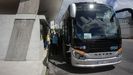 Un grupo de peregrinos se baja en el bus de Madrid que para en Pedrafita do Cebreiro