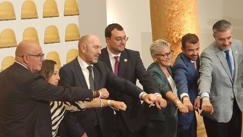 Foto de familia en el acto de presentaci�n de la campa�a��Sigue jugando, somos un equipo�