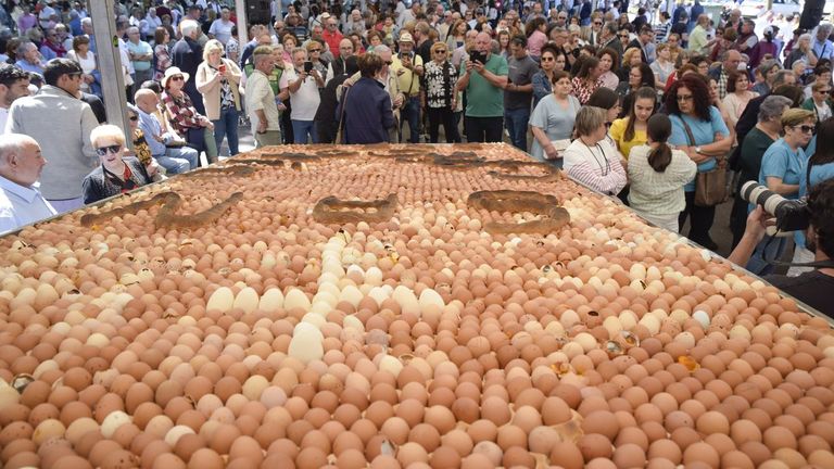 Qué hacer este fin de semana en Galicia: Padrón despide la Pascua, un bollo de 6.000 huevos en Meis y dosis del humor más irreverente
