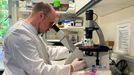 Un microbiólogo trabaja en un laboratorio militar alemán después de que el país detectase el primer caso de la viruela del mono