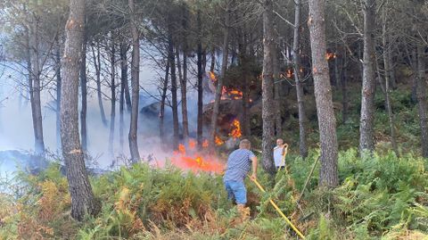 Los vecinos de Ponte Caldelas ayudaron a los servicios de extinción de incendios a combatir las llamas