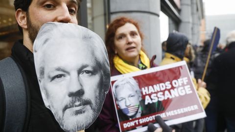 Activistas pidiendo la liberación de Assange en Bruselas