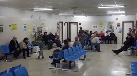 Pacientes a la espera en una de las salas de consultas del hospital de Monforte, en una fotografía de archivo
