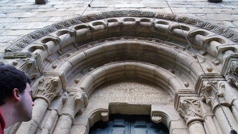 Decoracin romnica en una puerta de la iglesia de San Xon da Cova, en Carballedo