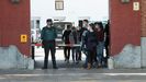 Agentes de Policía Nacional salen de la Comandancia de la Guardia Civil de Girona tras recibir la vacuna de Moderna