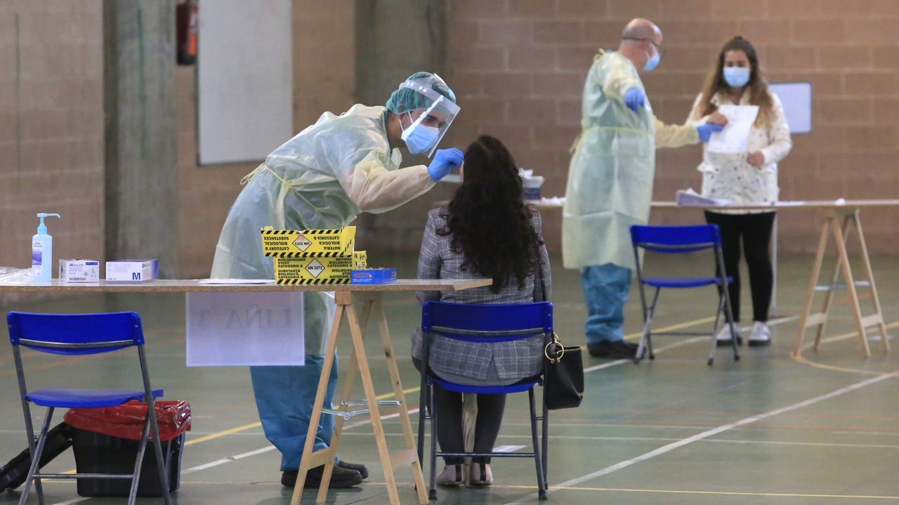 El cribado de Sarria se realiz� en el pabell�n del IES Xograr Afonso G�mez.Contin�a la vacunaci�n en los hospitales de la provincia de Lugo