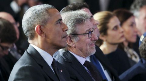 El director de cine Steven Spielberg, junto a Barack Obama, en un acto en recuerdo al Holocausto 