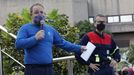 Representantes del comité de empresa de Alcoa hablan a los trabajadores en una asamblea