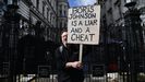 Un manifestante protesta ante Downing Street con un cartel que acusa a Boris Johnson de mentir y engañar.