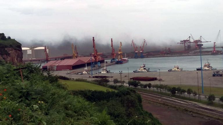 Nube de polvo de carbón sobre el puerto de El Musel