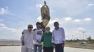 Los padres de Sahkira, junto al alcalde de Barranquilla y al autor de la obra