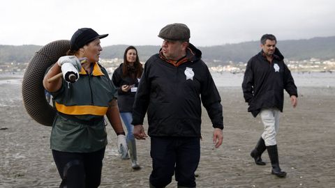 Alberto Chicote visita los bancos marisqueros de Testal en Noia