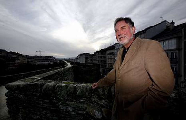 El historiador alemán Hartmut Heine, anteayer en la muralla de Lugo.