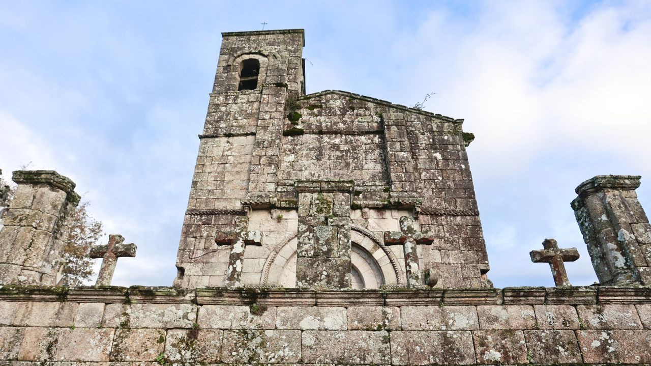 As es el centro de Global Dental Experience.Iglesia de Barbadelo, que conserva la torre original y las portadas romnicas