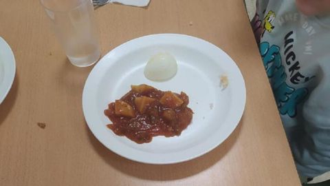 Plato de pisto con medio huevo cocido, en el comedor del Ceip Vista Alegre