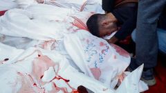 Un hombre abraza los cuerpos de sus familiares muertos en bombardeo israelíes en Rafah.
