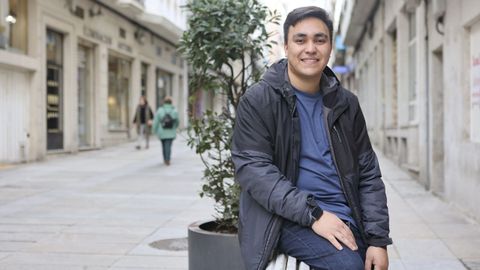 Jose trabaja como cuidador de una mujer mayor y se prepara para examinarse de la selectividad