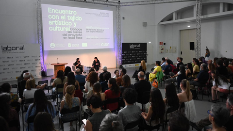Decenas de artistas se re�nen en la�LABoral centro de arte para saber c�mo participar en la candidatura de Oviedo a Capital Europea de la Cultura
