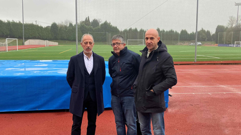 Jesús Abad, concejal de Deporte, Salud y Protección contra Incendios; Luis Manuel Menéndez, presidente del Club de Atletismo Lugones, y Virginio Ramírez, director del PDM Siero