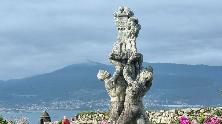 Dferentes formas del escudo de Vigo conviven en la ciudad