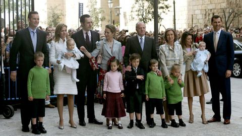 Año 2006: La famila al completo: Los Reyes, los Príncipes de Asturias con la Infanta Leonor, los duques de Lugo con sus hijos y los duques de Palma con los suyos