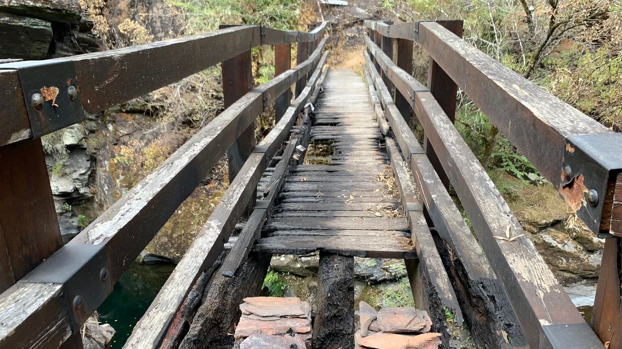 Ordes vuelve a convertirse en epicentro del arte urbano.El fuego quem un puente madera sobre el ro Lor que forma parte de la ruta de senderismo de Vilamor a Vilar. La estructura no se derrumb, pero qued inservible y el itinerario turstico est ahora cortado 