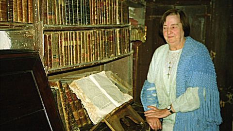 Dolores Prez-Labarta Pillado, la ltima habitante del viveirense Pazo de Grallal, en la biblioteca del edificio, de siglo XVI y recin vendido