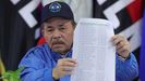 Daniel Ortega muestra la lista con los nombres de los 222 presos políticos deportados a Estados Unidos.